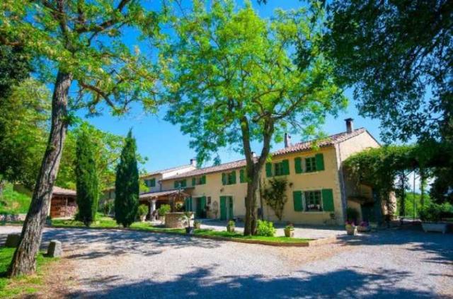 9 bedroom Farmhouse in Montréal