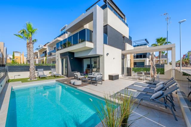4 bedroom Detached Villa in Cabo Roig