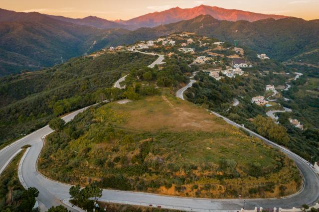 Plot for sale in Benahavis