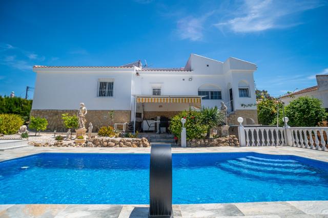3 bedroom VILLA in LA MARINA