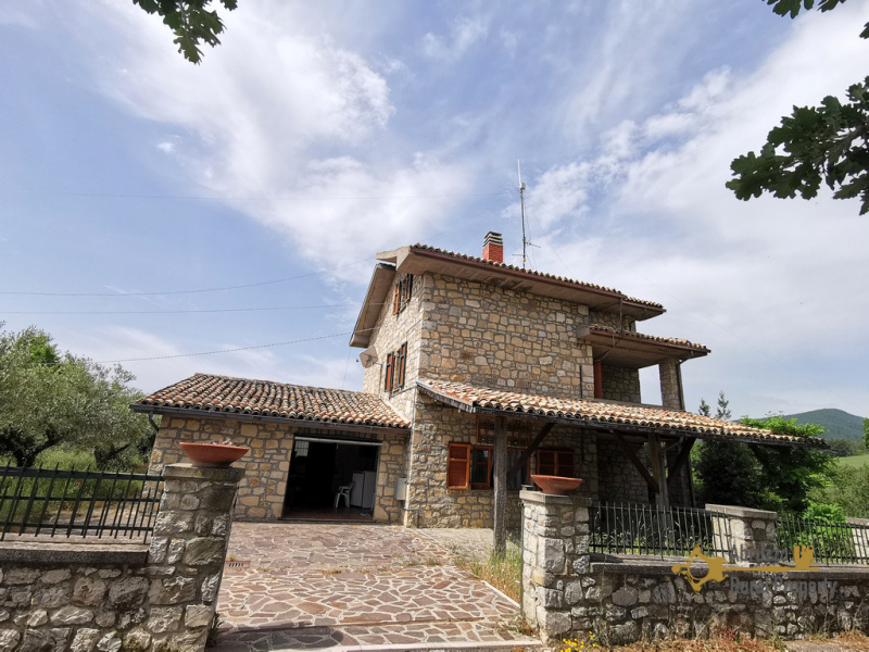 Beautiful stone villa with garden and olive grove. San Buono.