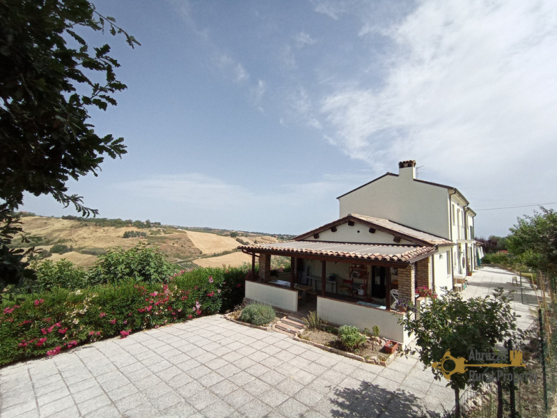 Traditional six-bedroom villa with garden close to the sea. Casalbordino.