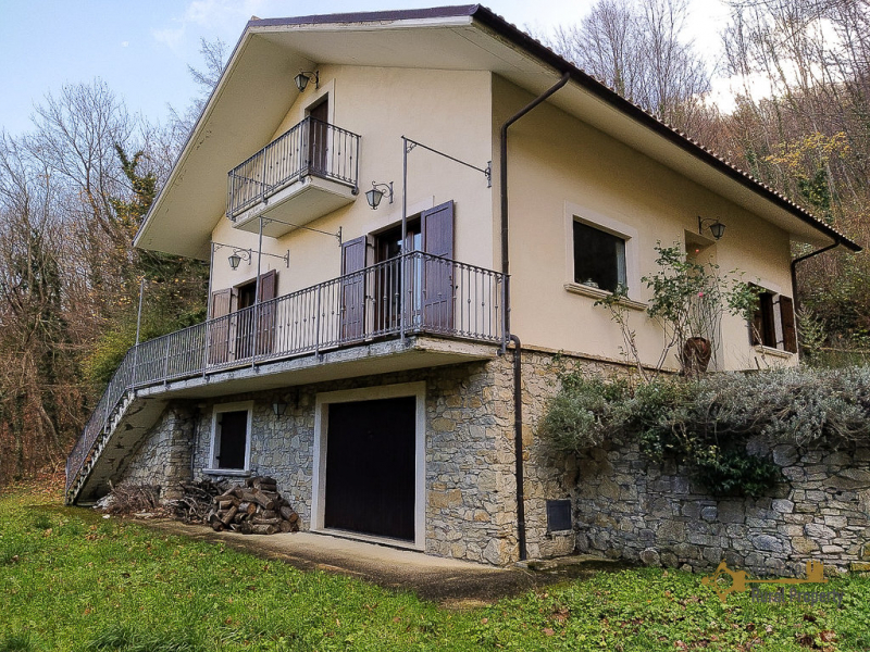 Cottage for sale surrounded by woodland, perfect conditions. Carpineto della Nora.
