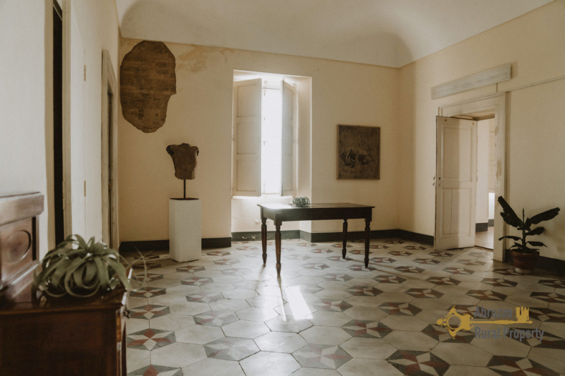 Beautiful 215 sqm apartment part of an historic palazzo. Monteodorisio.