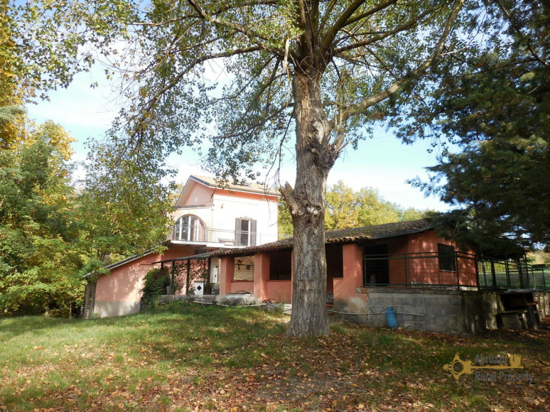Restored ancient mill with two hectares of land and a stream. Vinchiaturo.