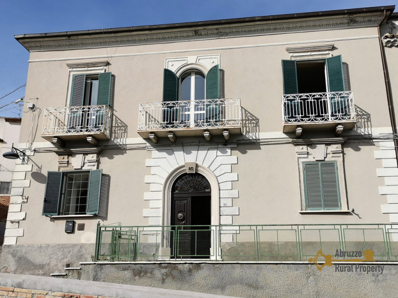 Very large elegant palazzo of 250 sqm dated back to the 1930s. Mafalda.