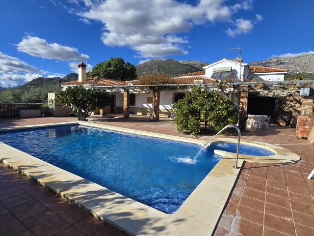 6 bedroom Villa in Periana