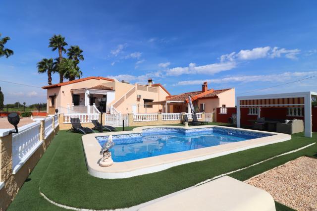 3 bedroom Country Property in Daya Vieja