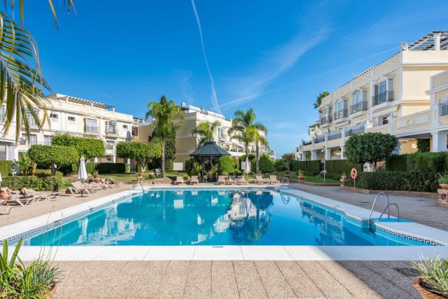 4 bedroom House - Semi-Detached House in Nueva Andalucía
