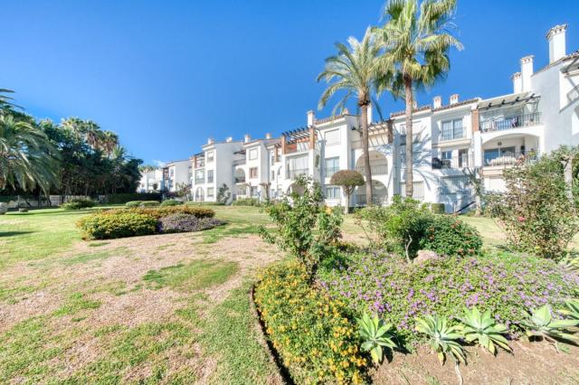 2 bedroom Apartment - Middle Floor Apartment in New Golden Mile