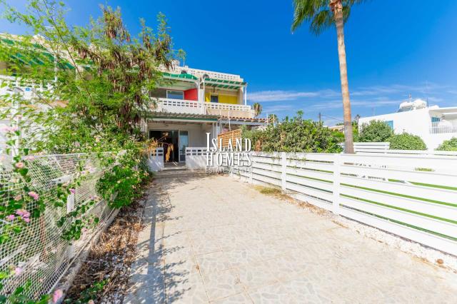 2 bedroom maisonette with SEA VIEW and TITLE DEEDS, just 1km walk to the lively Protaras high street yet tucked away in the enviable location of Ayios