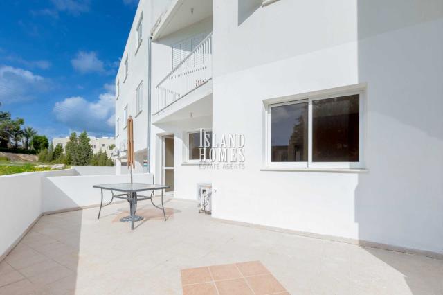 2 bedroom, ground floor apartment with communal pool and TITLE DEEDS ready to transfer in convenient but quiet location of Paralimni - NIV114