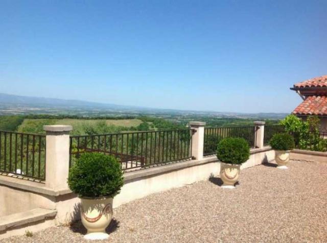 8 bedroom Farmhouse in Montréal