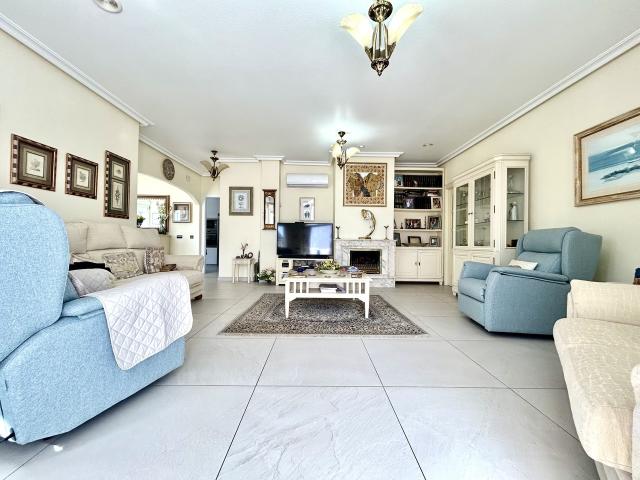 4 bedroom Detached Villa in Pinar De Campoverde