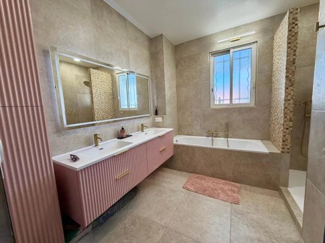 4 bedroom Apartment in Antibes