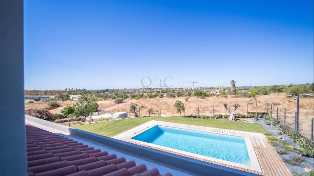 villa for sale in Quarteira