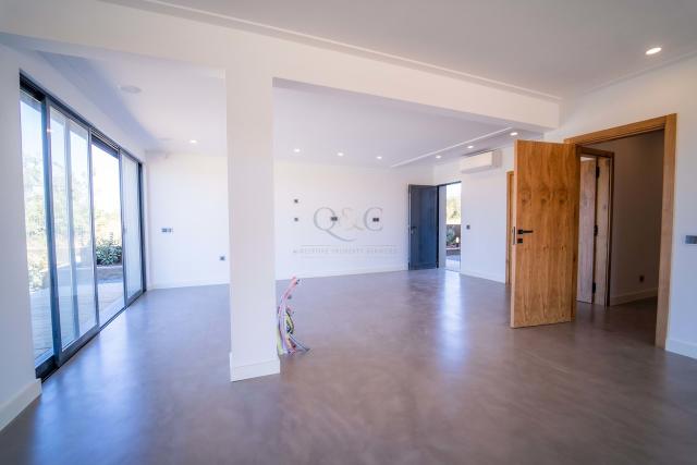 villa for sale in Quarteira