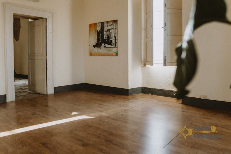 Beautiful 215 sqm apartment part of an historic palazzo. Monteodorisio.