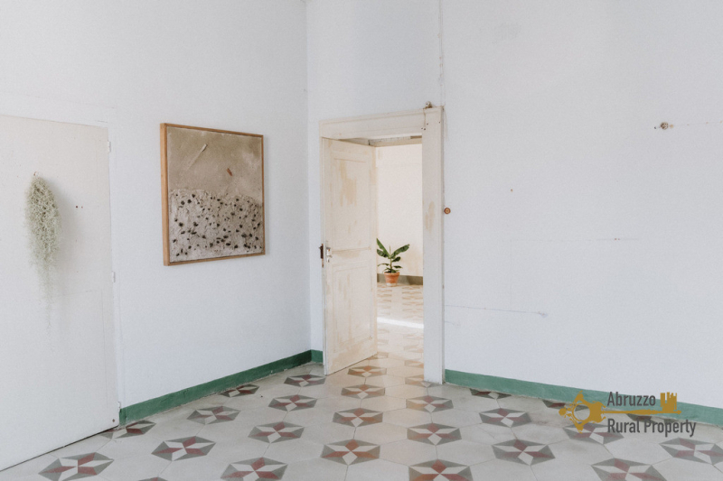 Beautiful 215 sqm apartment part of an historic palazzo. Monteodorisio.