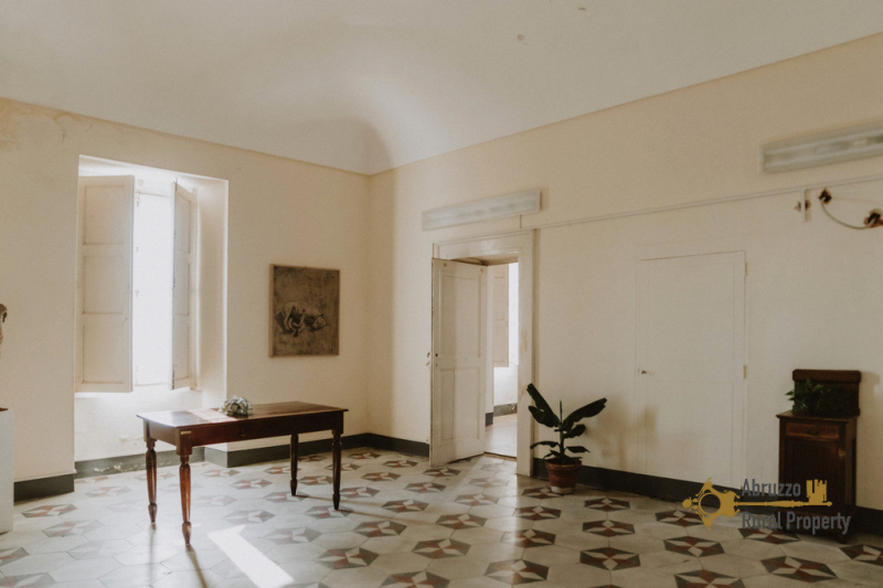 Beautiful 215 sqm apartment part of an historic palazzo. Monteodorisio.
