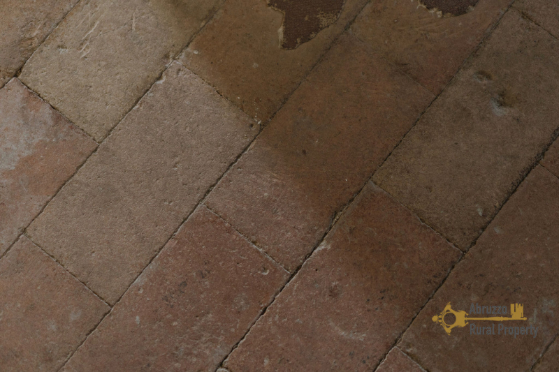 Beautiful 215 sqm apartment part of an historic palazzo. Monteodorisio.