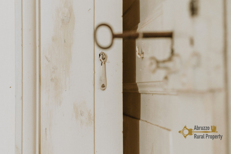 Beautiful 215 sqm apartment part of an historic palazzo. Monteodorisio.