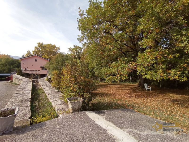 Restored ancient mill with two hectares of land and a stream. Vinchiaturo.
