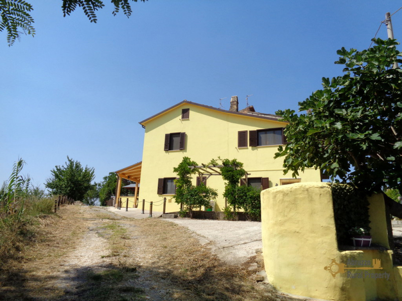 Wonderfully restored house in the countryside near the coast. Poggiofiorito.