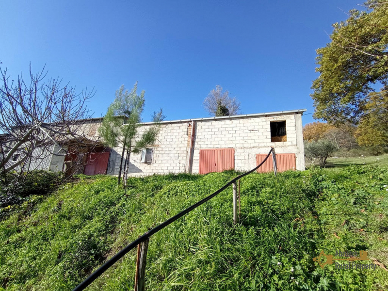 Large private country house with land. Ready to live in. Torricella Peligna.