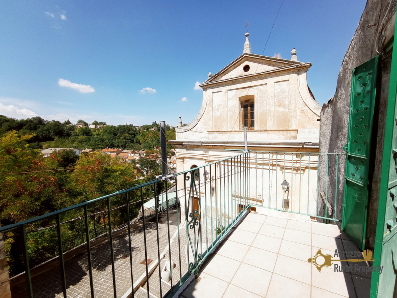 Amazing detached town house with terrace and private courtyard. Rapino.