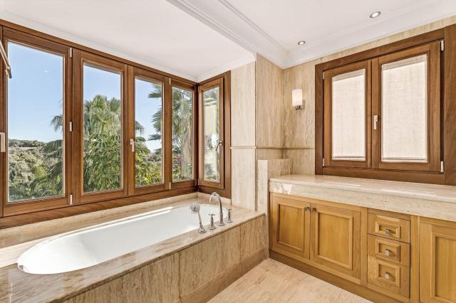 16 bedroom Villa in Estepona