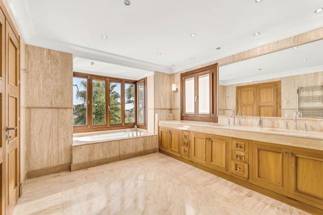 16 bedroom Villa in Estepona