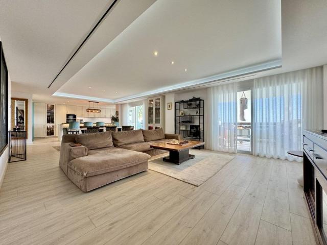 4 bedroom Apartment in Estepona