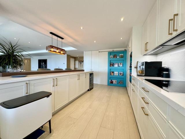 4 bedroom Apartment in Estepona