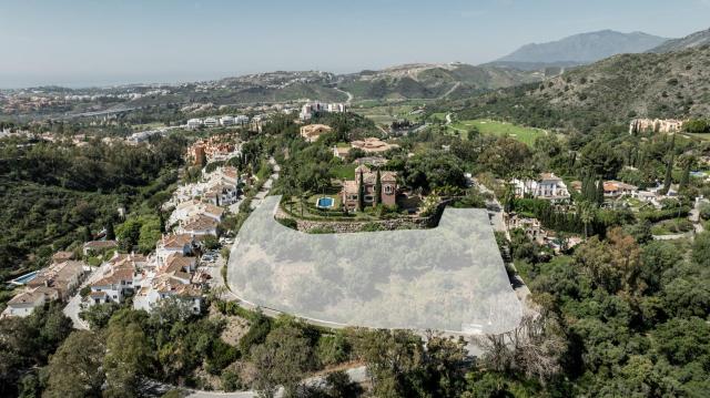 Plot for sale in Benahavis