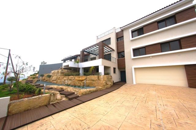 6 bedroom town house in Agios Tychon