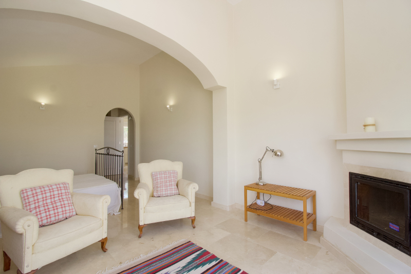 Beautiful, partially furnished finca 322 m2 with AFO, located on a 12,500 m² flat plot, has 6 bedrooms with en-suite bathrooms.