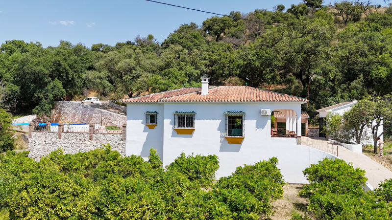 Impressive property in a prime location with views of the countryside and mountains on a plot of over 37,000 m² in Alhaurin El Grande !