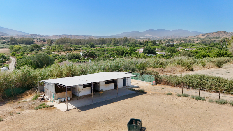 255 m² charming finca with mountains views on a 3,055 m² plot features three stables and an OCA license for five horses – ideal for those who love cou
