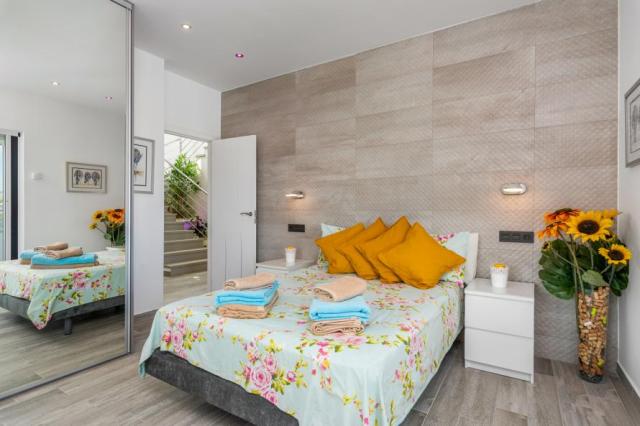 5 bedroom Villa in Alicante