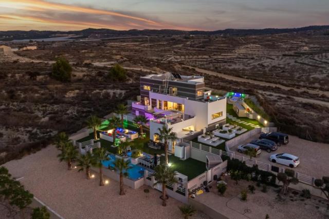5 bedroom Villa in Alicante
