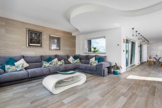 5 bedroom Villa in Alicante