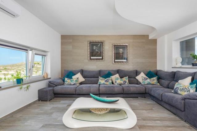 5 bedroom Villa in Alicante