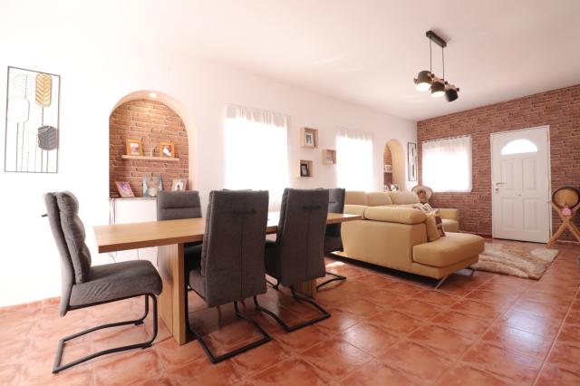 4 bedroom Country Property in Benferri