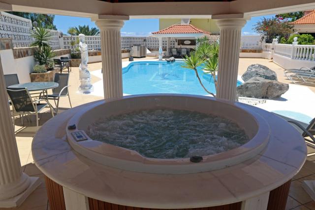 8 bedroom Villa in Callao Salvaje
