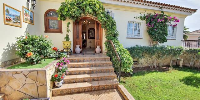 6 bedroom Villa in Callao Salvaje