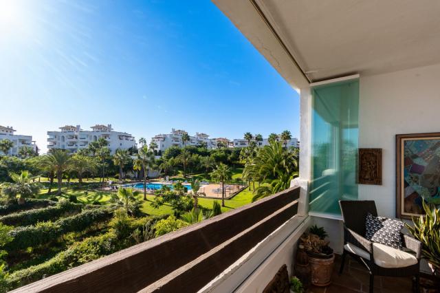 3 bedroom Apartment - Middle Floor Apartment in Estepona