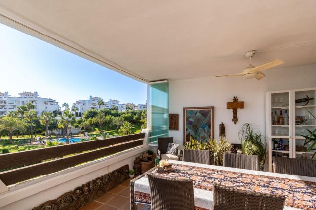 3 bedroom Apartment - Middle Floor Apartment in Estepona