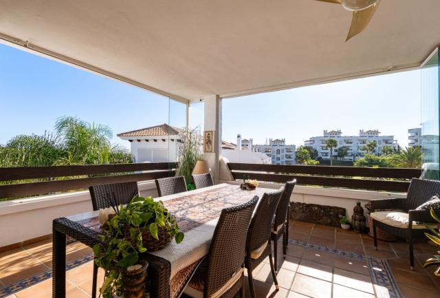 3 bedroom Apartment - Middle Floor Apartment in Estepona