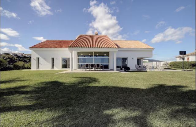 6 bedroom House - Detached Villa in Manilva